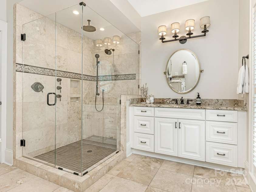 1218 Wareham Court, Charlotte, NC 28207.  MLS# CAR4177467, YatesRealty ID 665. Primary Bathroom