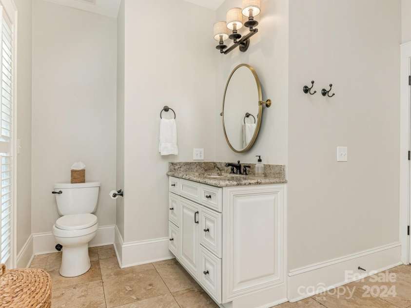 1218 Wareham Court, Charlotte, NC 28207.  MLS# CAR4177467, YatesRealty ID 665. Primary Bathroom