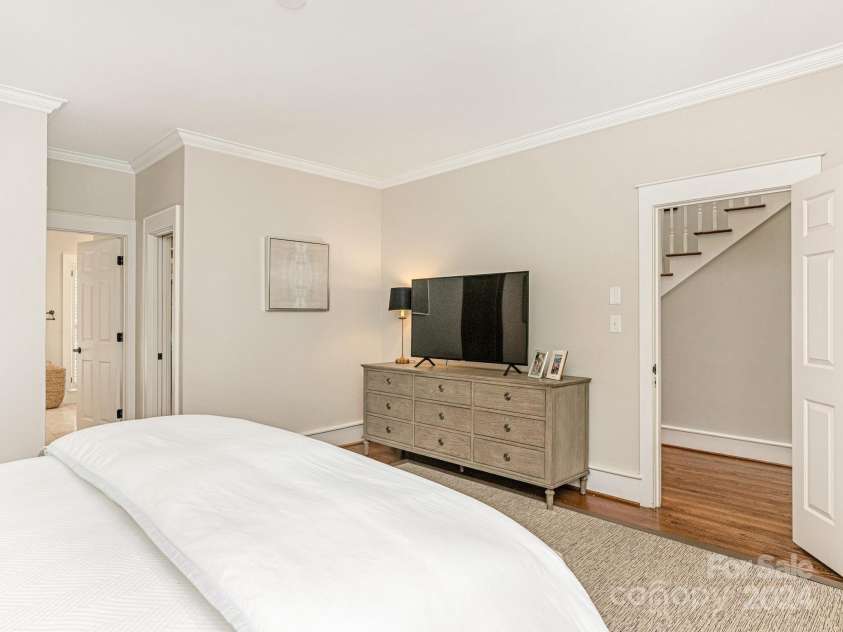 1218 Wareham Court, Charlotte, NC 28207.  MLS# CAR4177467, YatesRealty ID 665. Primary Bedroom