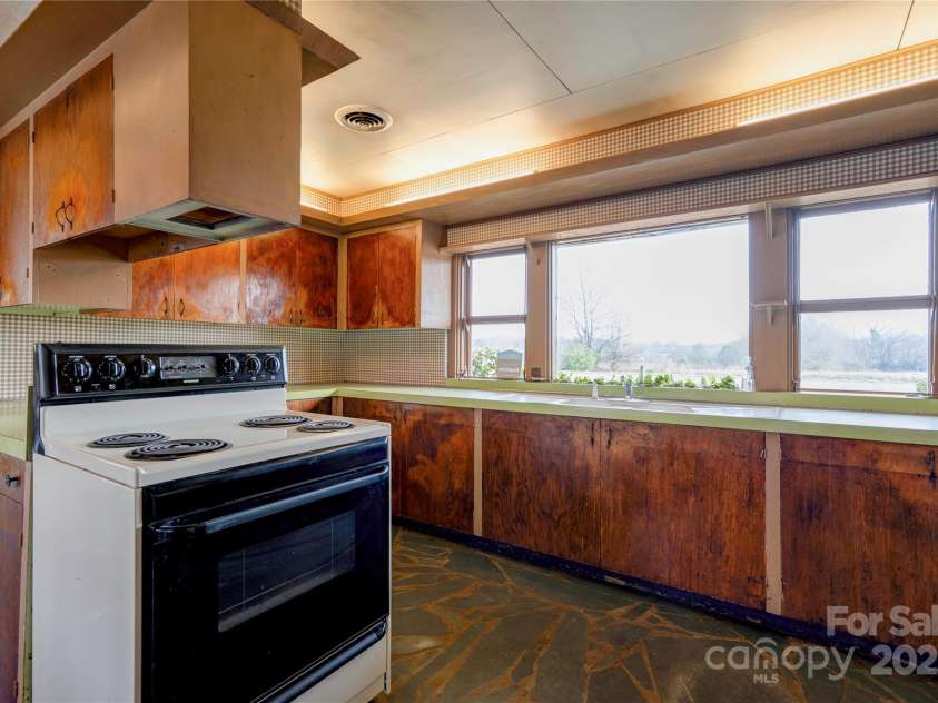 3809 Polkville Road, Shelby, NC 28150.  MLS# CAR4327106, YatesRealty ID 665. Kitchen