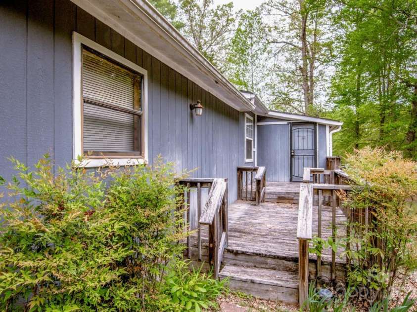 2144 Newhart Road, Charlotte, NC 28214.  MLS# CAR4245838, YatesRealty ID 6650. 