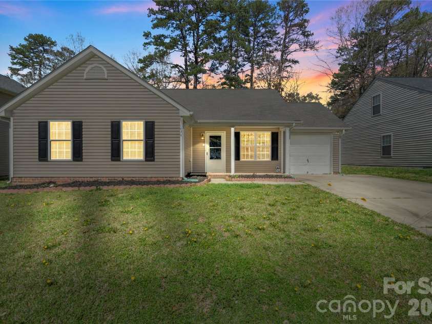 11434 Northwoods Forest Drive, Charlotte, NC 28214.  MLS# CAR4358069, YatesRealty ID 6651. 