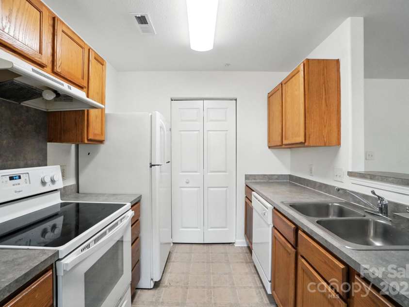 1068 Plaza Walk Drive, Charlotte, NC 28215.  MLS# CAR4287289, YatesRealty ID 6652. 
