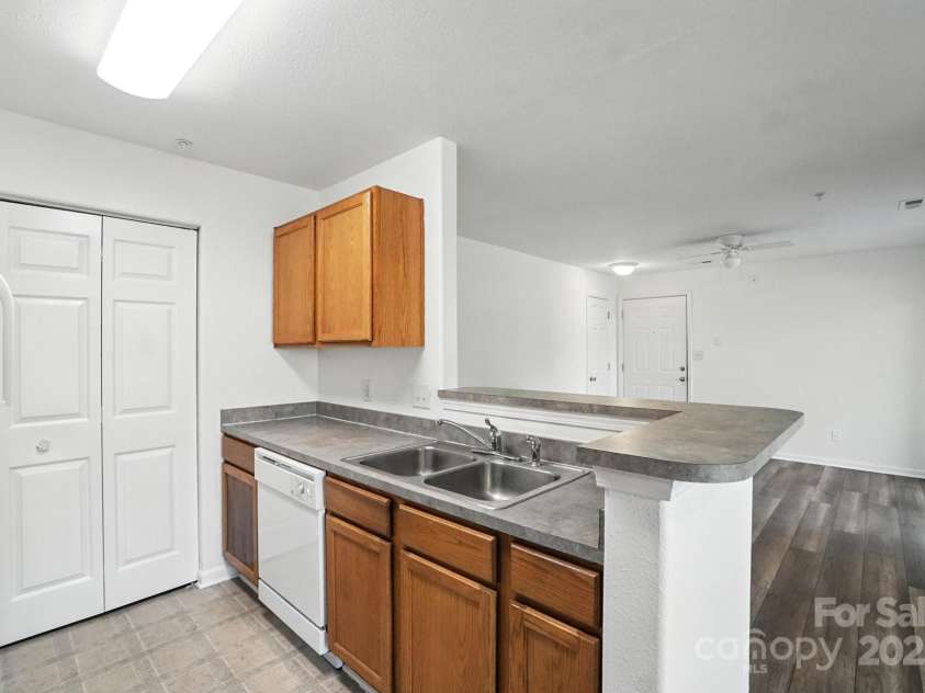 1068 Plaza Walk Drive, Charlotte, NC 28215.  MLS# CAR4287289, YatesRealty ID 6652. 