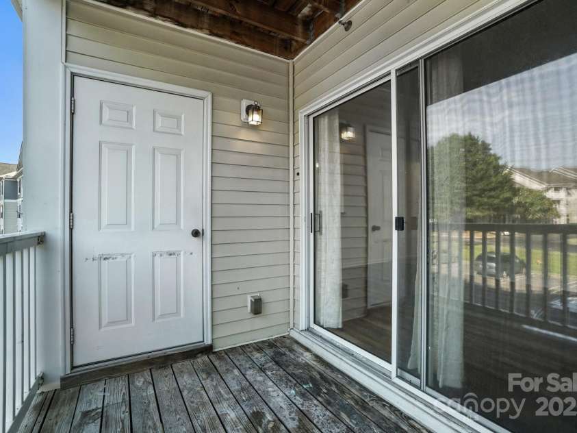 1068 Plaza Walk Drive, Charlotte, NC 28215.  MLS# CAR4287289, YatesRealty ID 6652. 