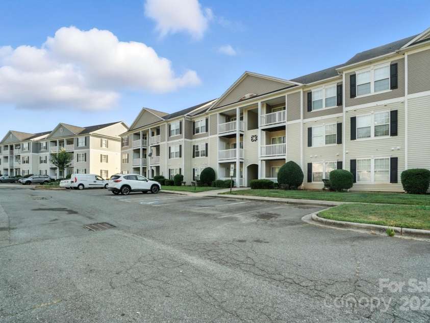 1068 Plaza Walk Drive, Charlotte, NC 28215.  MLS# CAR4287289, YatesRealty ID 6652. 