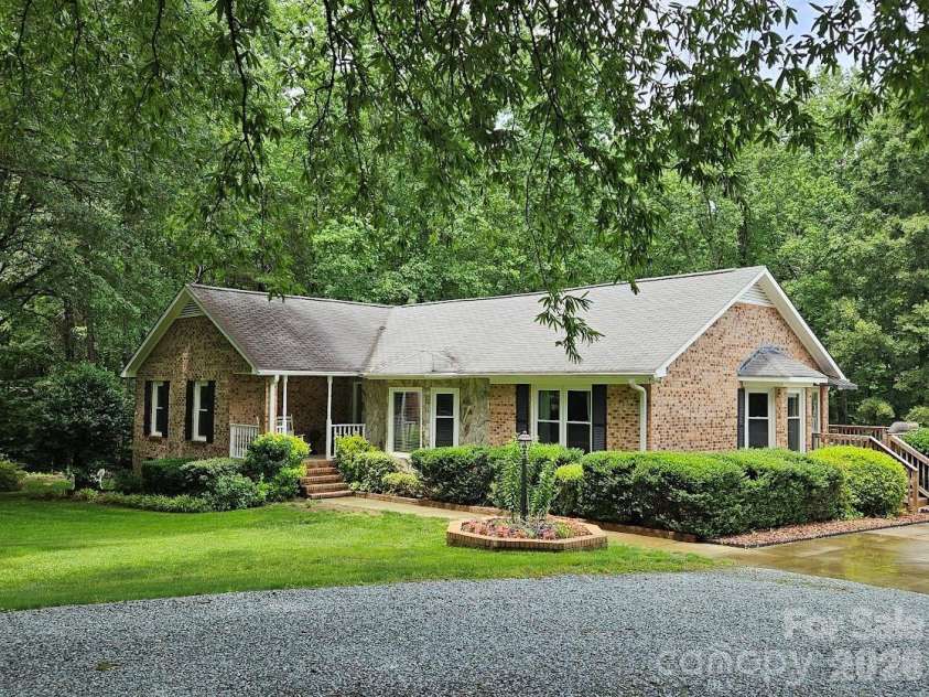 7712 Old Waxhaw Monroe Road, Waxhaw, NC 28173.  MLS# CAR4388099, YatesRealty ID 6654. Turn around driveway 