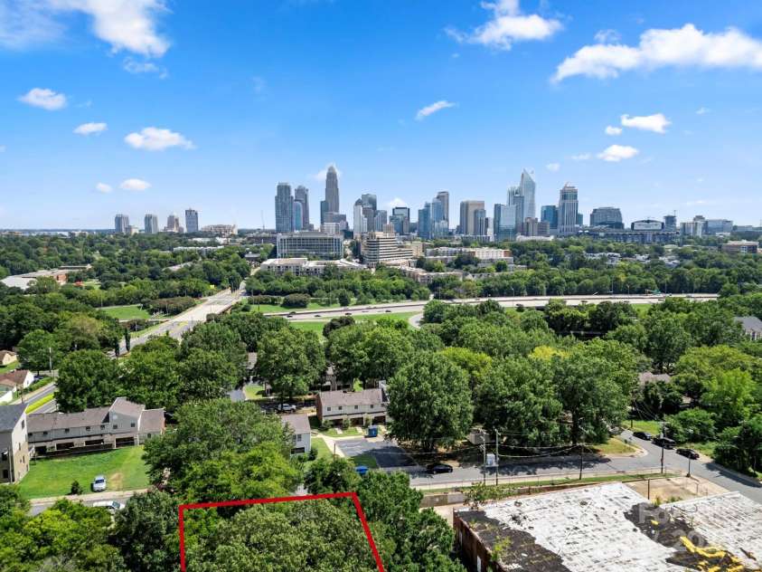 225 Flint Street, Charlotte, NC 28216.  MLS# CAR4179878, YatesRealty ID 6656. 