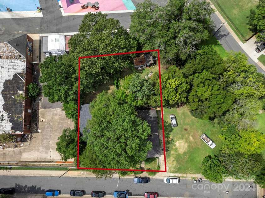 225 Flint Street, Charlotte, NC 28216.  MLS# CAR4179878, YatesRealty ID 6656. 