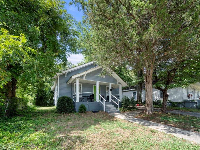 225 Flint Street, Charlotte, NC 28216.  MLS# CAR4179878, YatesRealty ID 6656. 