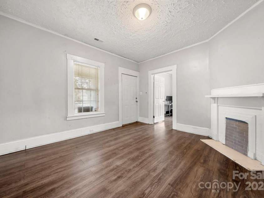225 Flint Street, Charlotte, NC 28216.  MLS# CAR4179878, YatesRealty ID 6656. 