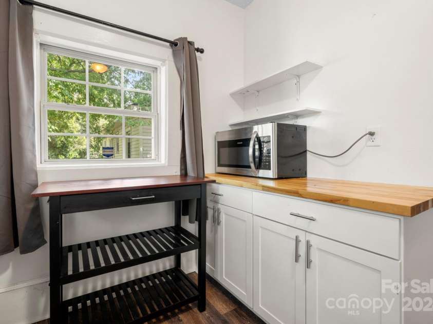 225 Flint Street, Charlotte, NC 28216.  MLS# CAR4179878, YatesRealty ID 6656. 