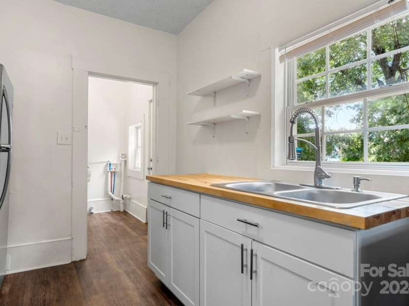 225 Flint Street, Charlotte, NC 28216.  MLS# CAR4179878, YatesRealty ID 6656. 