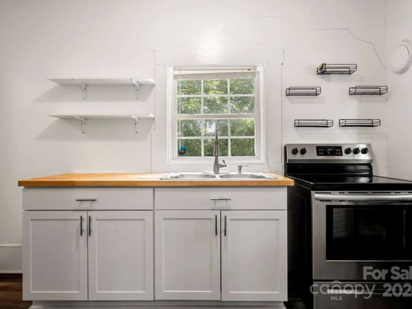 225 Flint Street, Charlotte, NC 28216.  MLS# CAR4179878, YatesRealty ID 6656. 