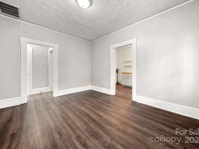 225 Flint Street, Charlotte, NC 28216.  MLS# CAR4179878, YatesRealty ID 6656. 