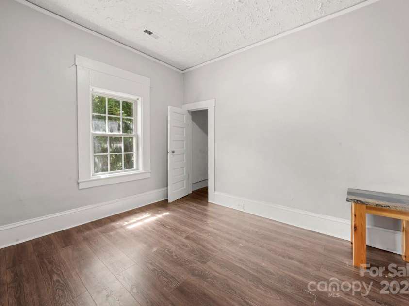 225 Flint Street, Charlotte, NC 28216.  MLS# CAR4179878, YatesRealty ID 6656. 