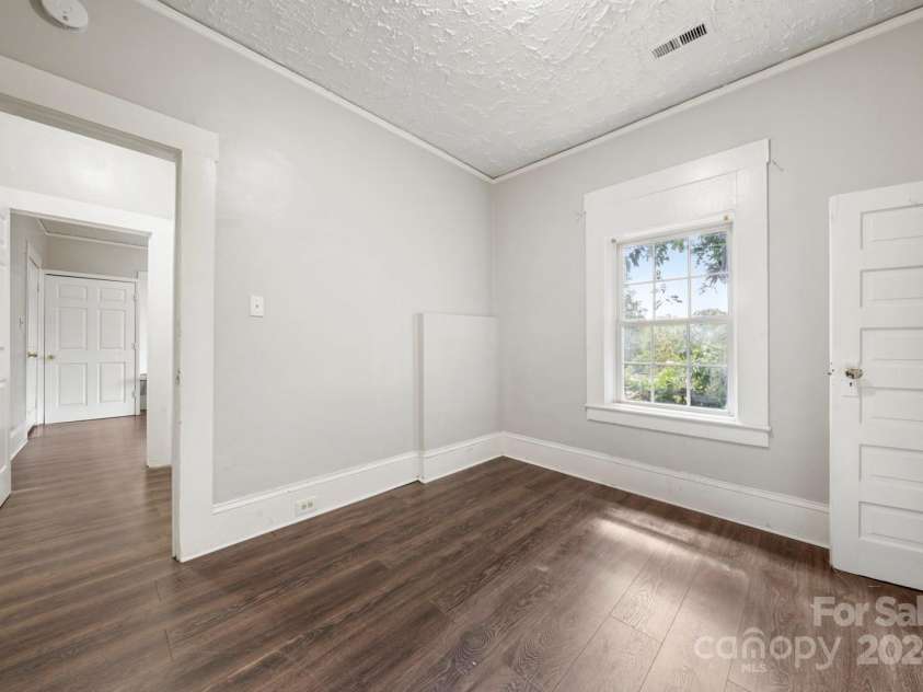 225 Flint Street, Charlotte, NC 28216.  MLS# CAR4179878, YatesRealty ID 6656. 