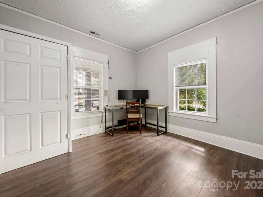 225 Flint Street, Charlotte, NC 28216.  MLS# CAR4179878, YatesRealty ID 6656. 