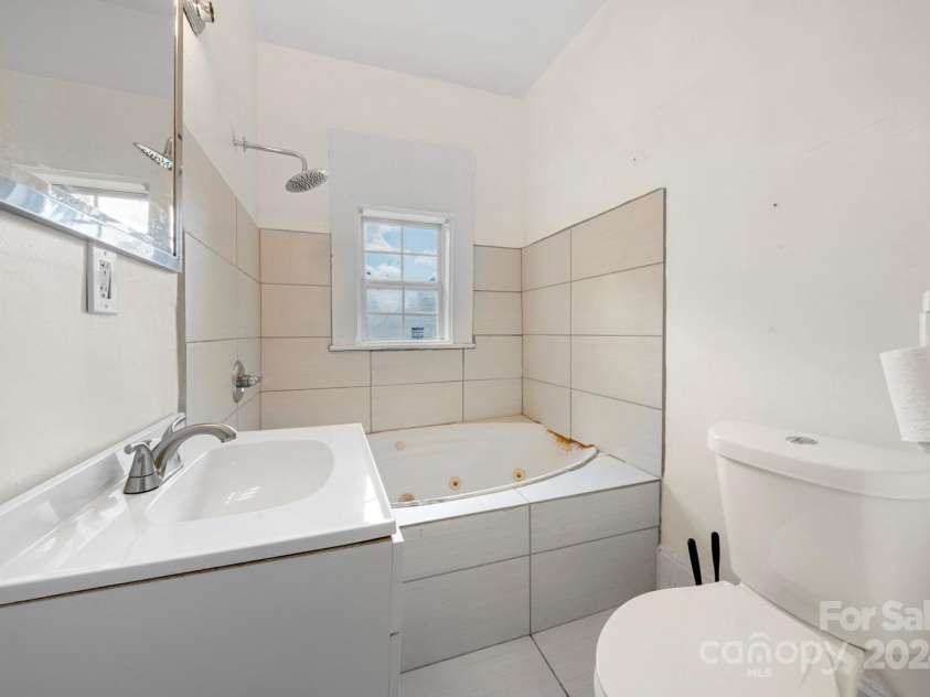 225 Flint Street, Charlotte, NC 28216.  MLS# CAR4179878, YatesRealty ID 6656. 