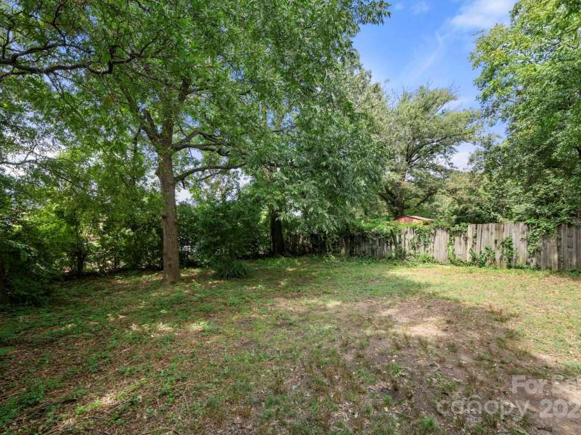 225 Flint Street, Charlotte, NC 28216.  MLS# CAR4179878, YatesRealty ID 6656. 