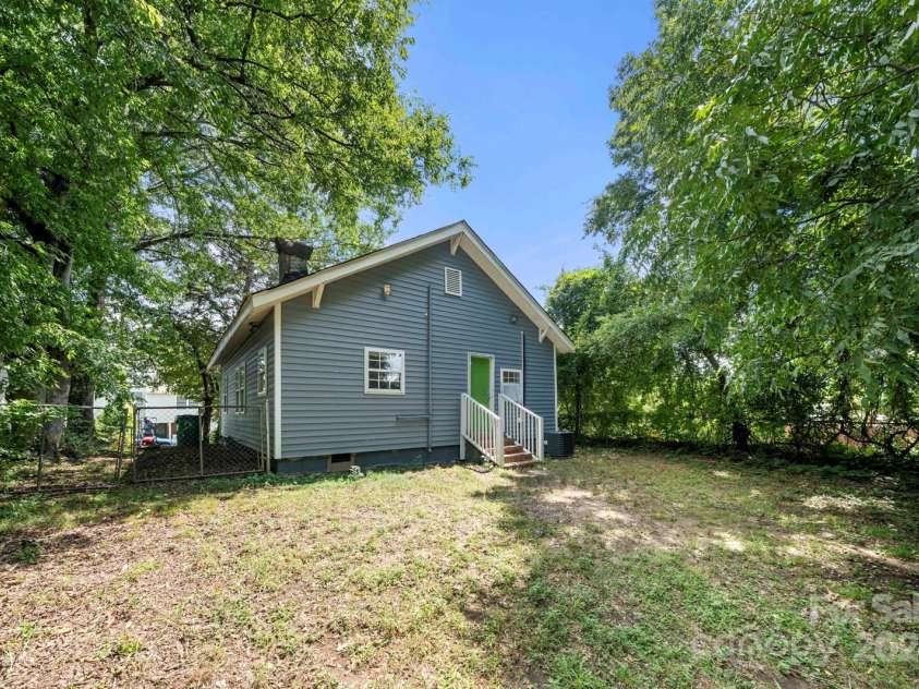 225 Flint Street, Charlotte, NC 28216.  MLS# CAR4179878, YatesRealty ID 6656. 