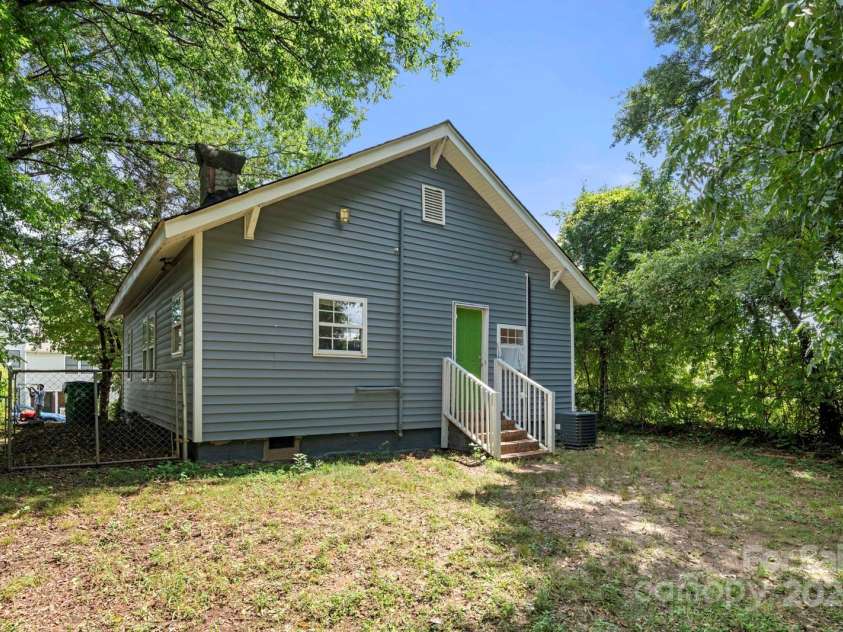 225 Flint Street, Charlotte, NC 28216.  MLS# CAR4179878, YatesRealty ID 6656. 