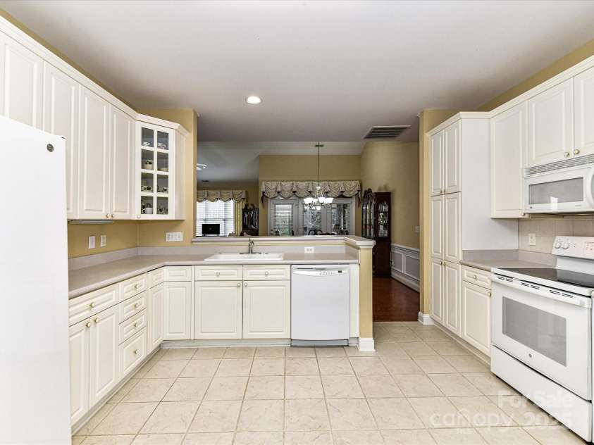 3721 Oak View Court, Matthews, NC 28105.  MLS# CAR4240830, YatesRealty ID 6657. 