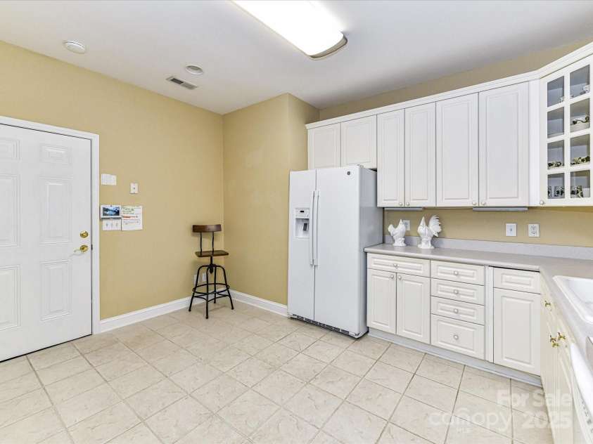 3721 Oak View Court, Matthews, NC 28105.  MLS# CAR4240830, YatesRealty ID 6657. 