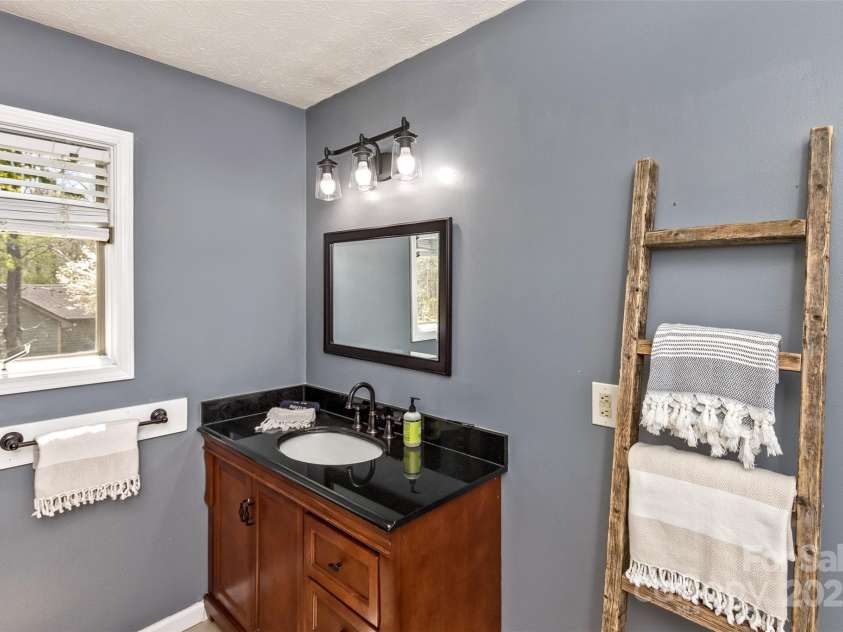 147 Canaan Drive, Candler, NC 28715.  MLS# CAR4248195, YatesRealty ID 6658. Bath for Split Bedrooms.