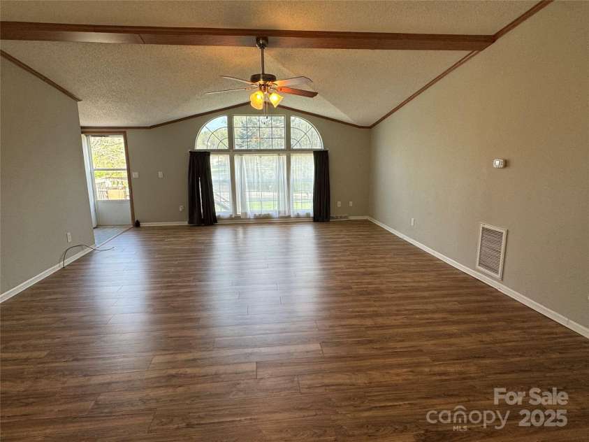 196 Cindy Lane, Kings Mountain, NC 28086.  MLS# CAR4245186, YatesRealty ID 6659. Great Room