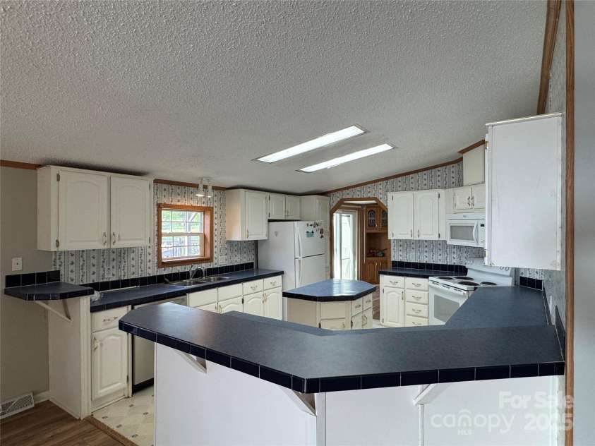 196 Cindy Lane, Kings Mountain, NC 28086.  MLS# CAR4245186, YatesRealty ID 6659. Huge Kitchen with Plenty of Cabinetry