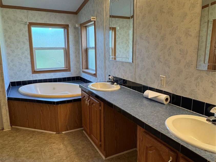 196 Cindy Lane, Kings Mountain, NC 28086.  MLS# CAR4245186, YatesRealty ID 6659. Primary Dual Vanity and Garden Tub