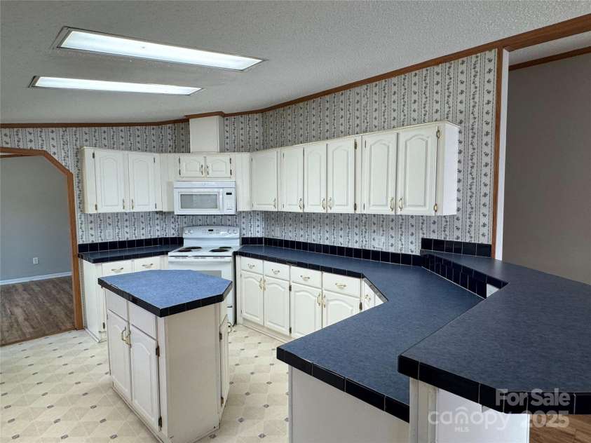 196 Cindy Lane, Kings Mountain, NC 28086.  MLS# CAR4245186, YatesRealty ID 6659. Very Bright Kitchen