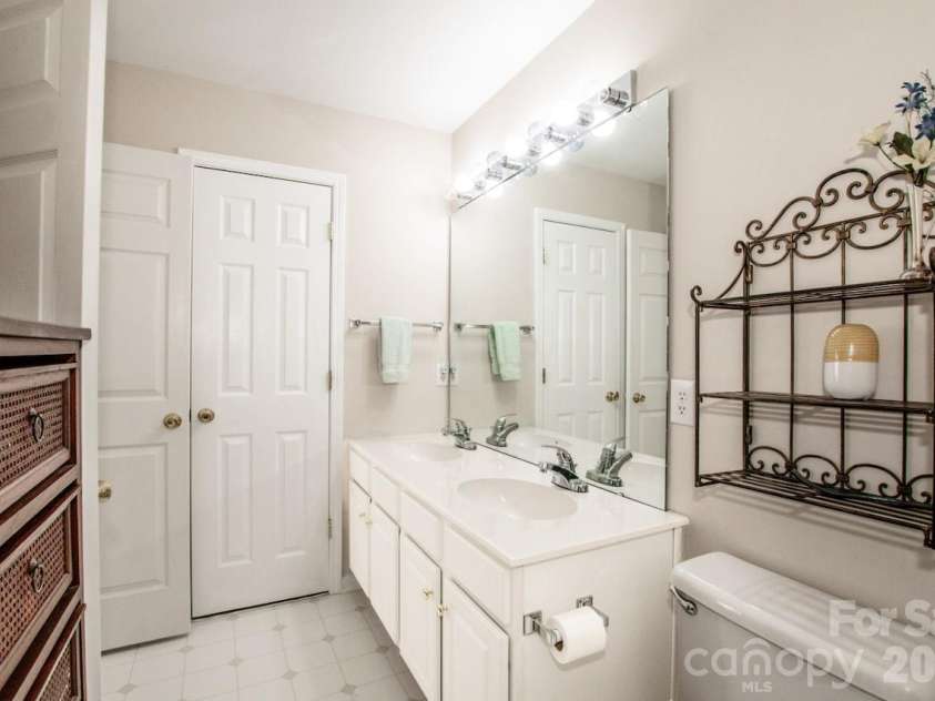 3233 Mannington Drive, Charlotte, NC 28270.  MLS# CAR4414989, YatesRealty ID 6660. Primary Bathroom with Walk - in -Closet