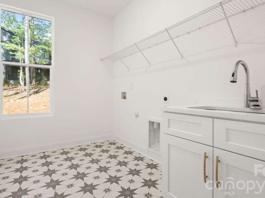 6774 Kingfisher Court, Denver, NC 28037.  MLS# CAR4327366, YatesRealty ID 6662. Main Level Laundry Room