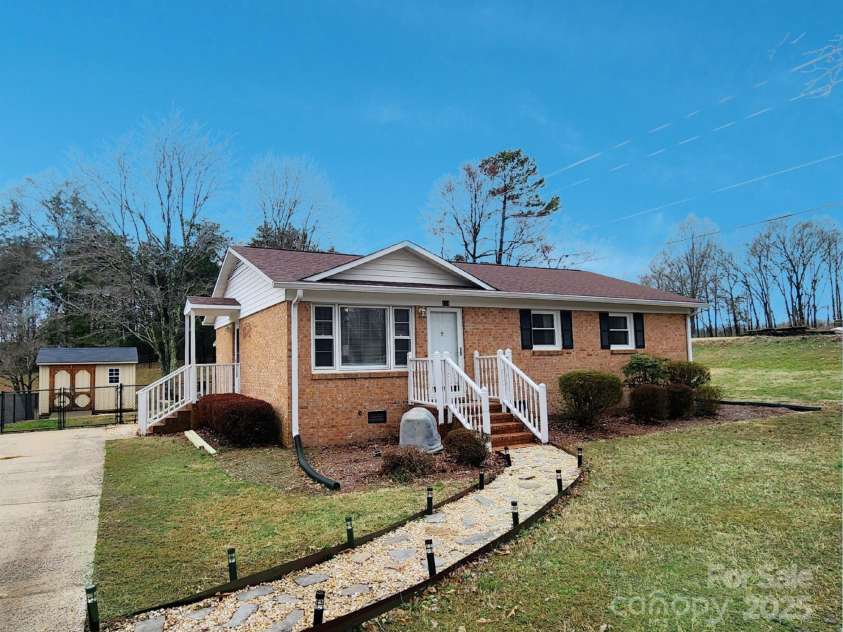 114 Eller Road, Gastonia, NC 28056.  MLS# CAR4222623, YatesRealty ID 6663. Well maintained Brick ranch in excellent condition.