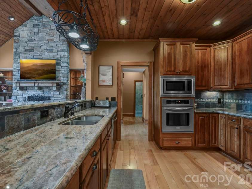 1226 Grouse Moor Drive, Sugar Mountain, NC 28604.  MLS# CAR4347212, YatesRealty ID 6670. 
