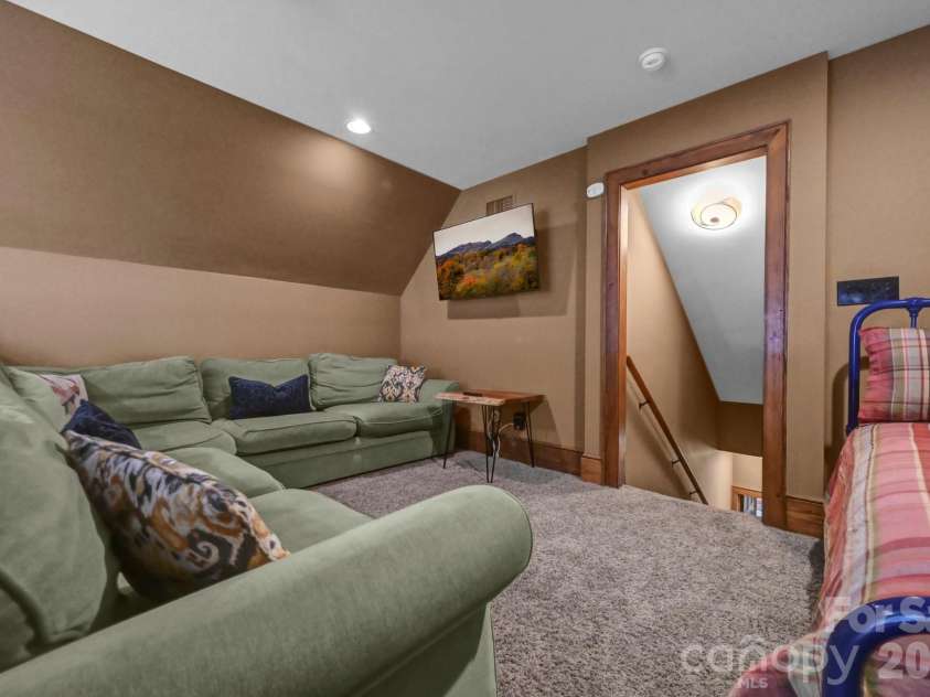 1226 Grouse Moor Drive, Sugar Mountain, NC 28604.  MLS# CAR4347212, YatesRealty ID 6670. 