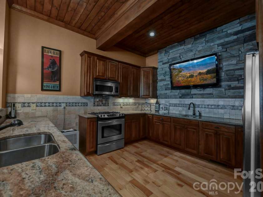 1226 Grouse Moor Drive, Sugar Mountain, NC 28604.  MLS# CAR4347212, YatesRealty ID 6670. 