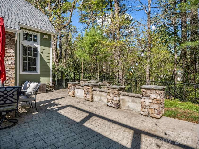 2001 Laurel Park Highway, Hendersonville, NC 28739.  MLS# CAR4246182, YatesRealty ID 6670. 