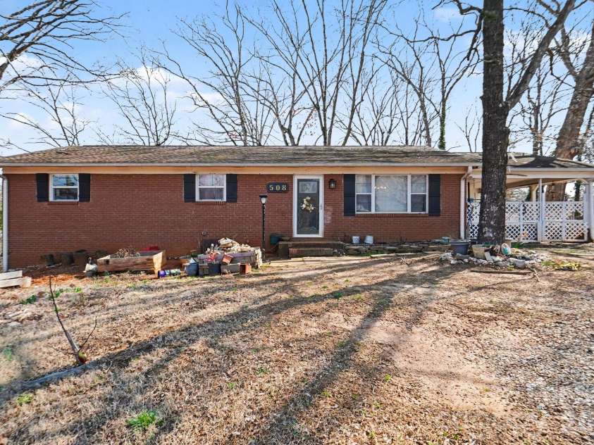 508 Pineywood Road, Thomasville, NC 27360.  MLS# CAR4362786, YatesRealty ID 6671. 