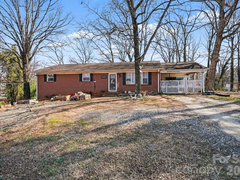 508 Pineywood Road, Thomasville, NC 27360.  MLS# CAR4362786, YatesRealty ID 6671. 