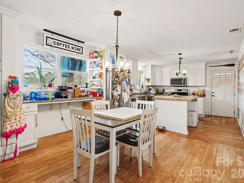 508 Pineywood Road, Thomasville, NC 27360.  MLS# CAR4362786, YatesRealty ID 6671. 