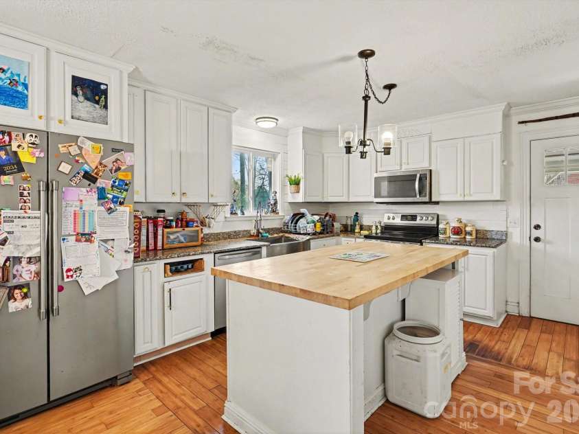 508 Pineywood Road, Thomasville, NC 27360.  MLS# CAR4362786, YatesRealty ID 6671. 
