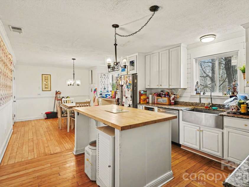 508 Pineywood Road, Thomasville, NC 27360.  MLS# CAR4362786, YatesRealty ID 6671. 