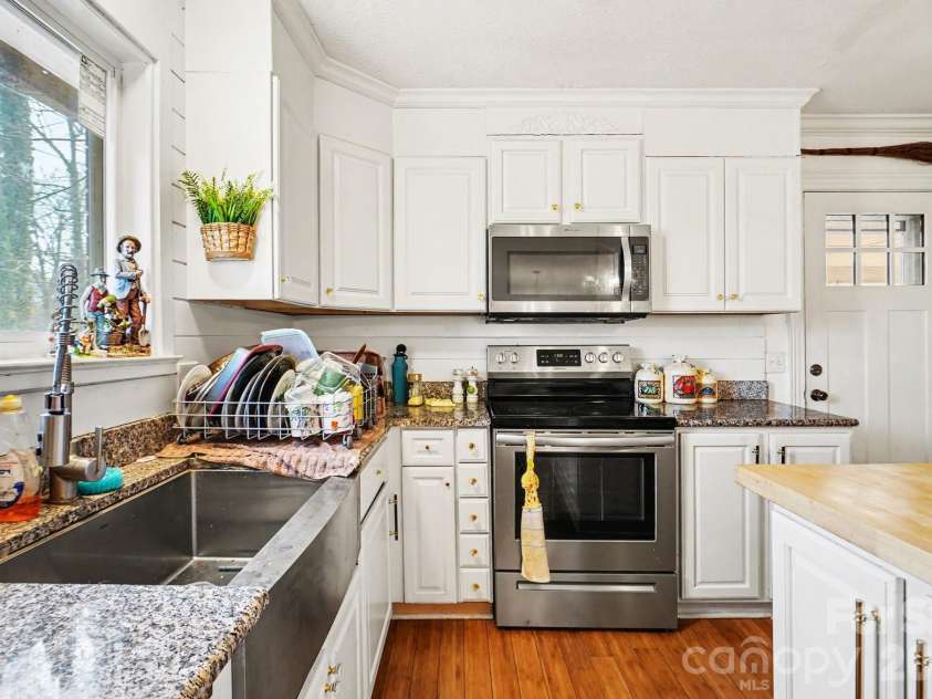 508 Pineywood Road, Thomasville, NC 27360.  MLS# CAR4362786, YatesRealty ID 6671. 
