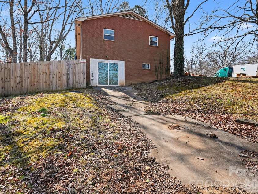 508 Pineywood Road, Thomasville, NC 27360.  MLS# CAR4362786, YatesRealty ID 6671. 