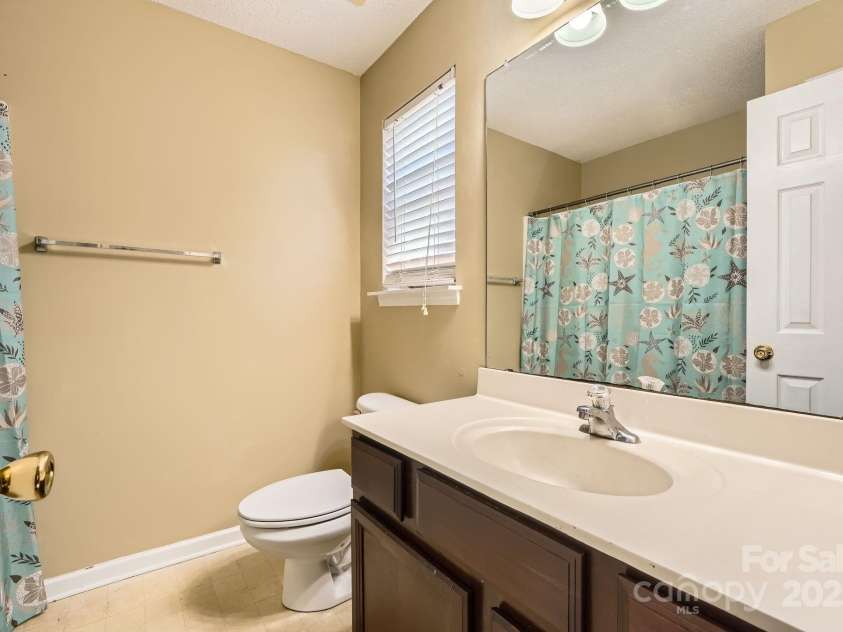 3420 Caldwell Ridge Parkway, Charlotte, NC 28213.  MLS# CAR4244733, YatesRealty ID 6674. Ensuite bath to primary bedroom 2.