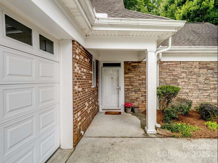 10875 Casetta Drive, Matthews, NC 28105.  MLS# CAR4266003, YatesRealty ID 6676. 