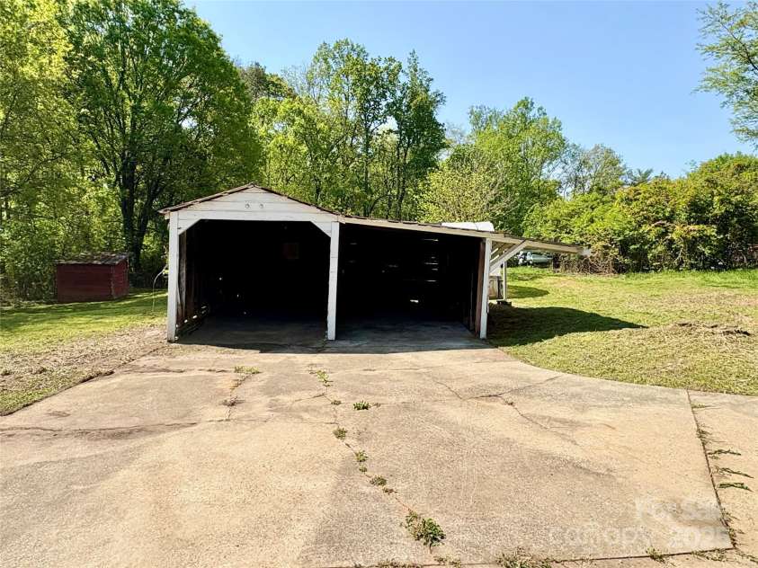 2724 Peachtree Road, Statesville, NC 28625.  MLS# CAR4248826, YatesRealty ID 6676. 